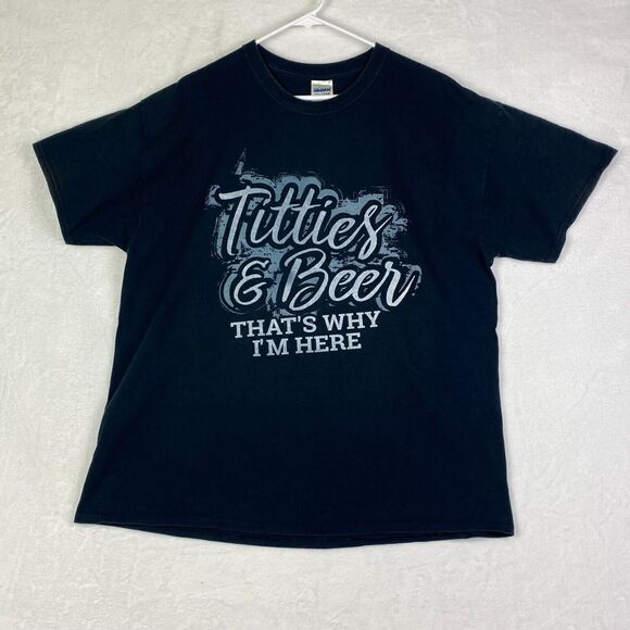 Gildan Titties & Beer Thats Why Im Here Graphic Shirt Mens Extra Large Black - Picture 1 of 8